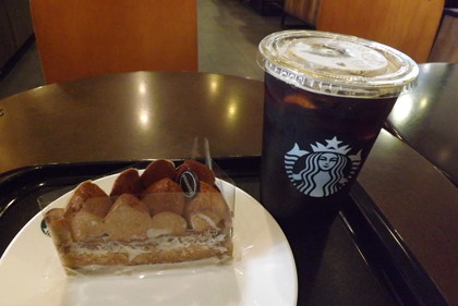 コールドブルーとチョコレートケーキ